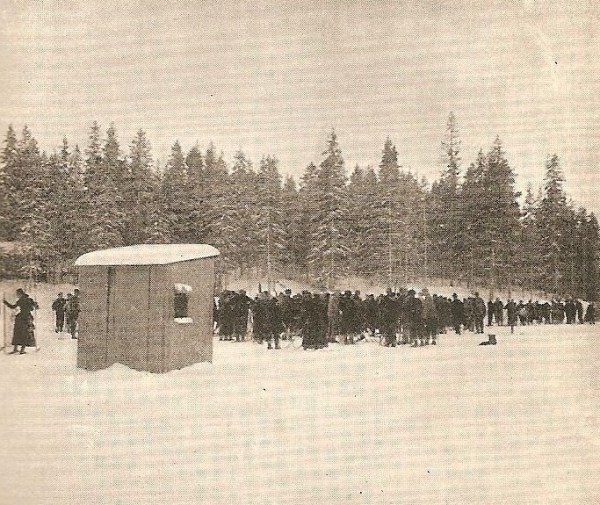 Awaiting the first arrivals near the finish line of the cross-country race  (Arthur Edmond Spender)