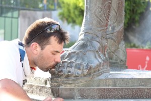 James Adams kissing the feet of Leonidas at the end of the 2012 Spartathlon (Photo: runningandstuff.com)